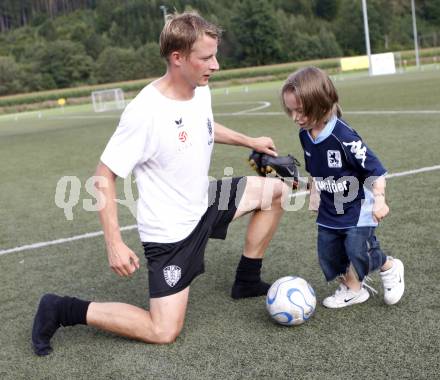 Fussball tipp3 Bundesliga. Training SK Austria Kaernten. Thomas Riedl mit Sohn. Moosburg, am 26.8.2008.
Foto: Kuess
---
pressefotos, pressefotografie, kuess, qs, qspictures, sport, bild, bilder, bilddatenbank