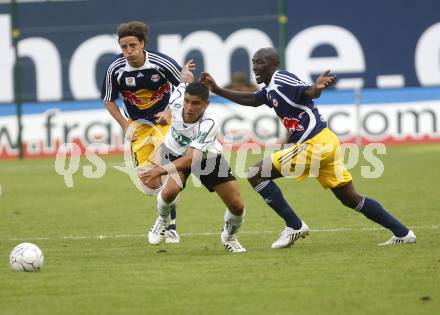 Fussball. Tipp3 Bundesliga. SK Kelag Kaernten gegen Red Bull Salzburg. Rocha Sobrinho Filho Adi  (Kaernten), Aufhauser Rene, Sekagya Ibrahim (Salzburg). Klagenfurt, 31.8.2008
Foto: Kuess

---
pressefotos, pressefotografie, kuess, qs, qspictures, sport, bild, bilder, bilddatenbank