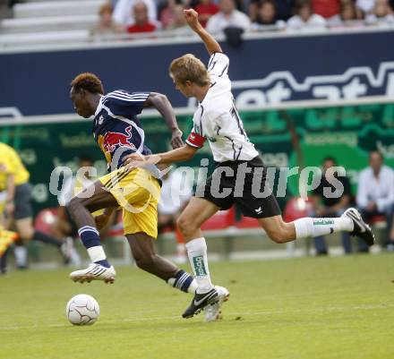 Fussball. Tipp3 Bundesliga. SK Kelag Kaernten gegen Red Bull Salzburg. Weber Manuel  (Kaernten),  Tchoyi Somen (Salzburg). Klagenfurt, 31.8.2008
Foto: Kuess

---
pressefotos, pressefotografie, kuess, qs, qspictures, sport, bild, bilder, bilddatenbank