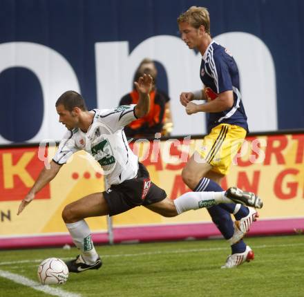 Fussball. Tipp3 Bundesliga. SK Kelag Kaernten gegen Red Bull Salzburg. Pusztai Oliver (Kaernten),  Janko Marc (Salzburg). Klagenfurt, 31.8.2008
Foto: Kuess

---
pressefotos, pressefotografie, kuess, qs, qspictures, sport, bild, bilder, bilddatenbank