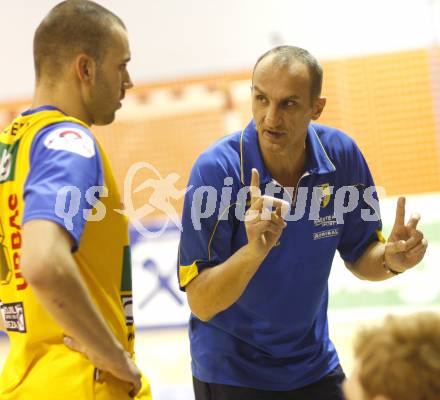 Volleyball. MEVZA. Aich/Dob gegen Kaposvar. Ivo Kenderov, Trainer Miroslav Palgut (Aich). Prevalje, 11.10.2008.
Foto: Kuess

---
pressefotos, pressefotografie, kuess, qs, qspictures, sport, bild, bilder, bilddatenbank