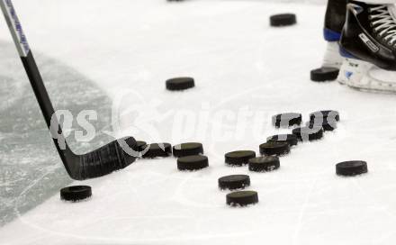 EBEL. Eishockey Bundesliga. EC VSV gegen EV Vienna Capitals. Feature Pucks. Villach, am 17.10.2008.
Foto: Kuess

---
pressefotos, pressefotografie, kuess, qs, qspictures, sport, bild, bilder, bilddatenbank