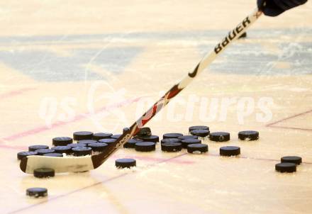 EBEL. Eishockey Bundesliga. EC VSV gegen EV Vienna Capitals. Feature Pucks. Villach, am 17.10.2008.
Foto: Kuess

---
pressefotos, pressefotografie, kuess, qs, qspictures, sport, bild, bilder, bilddatenbank