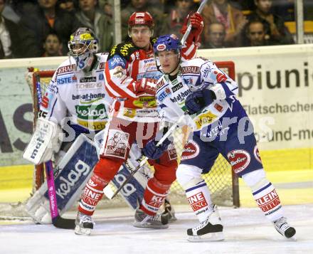 EBEL. Eishockey Bundesliga. EC KAC gegen EC VSV. David Schuller,  (KAC), Gerhard Prohaska, Robby Sandrock (VSV). Klagenfurt, am 19.10.2008.
Foto: Kuess

---
pressefotos, pressefotografie, kuess, qs, qspictures, sport, bild, bilder, bilddatenbank