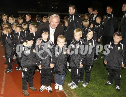 Fussball Regionalliga. SK St. Andrae/Lavanttal. Stadioneroeffnung Lavanttal Arena. Landeshauptmann Gerhard Doerfler mit Nachwuchskicker. Wolfsberg, am 31.10.2008.
Foto: Kuess

---
pressefotos, pressefotografie, kuess, qs, qspictures, sport, bild, bilder, bilddatenbank