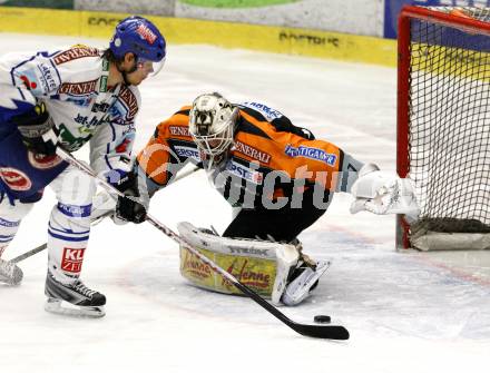 EBEL. Eishockey Bundesliga. EC Pasut VSV gegen Graz 99ers. Thomas Raffl (VSV), Dov Grumet-Morris (Graz). Villach, am 9.12.2008.
Foto: Nadja Kuess



---
pressefotos, pressefotografie, kuess, qs, qspictures, sport, bild, bilder, bilddatenbank