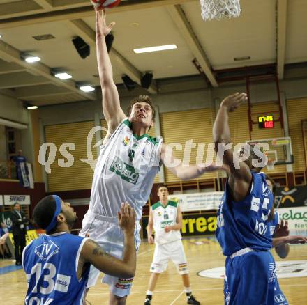 Basketball Bundesliga. Woerthersee Piraten gegen Oberwart Gunners. Rasid Mahalbasic  (Piraten), Jae Youngblood, Jason Johnson (Oberwart).  Klagenfurt, 26.12.2008
Copyright Kuess

---
pressefotos, pressefotografie, kuess, qs, qspictures, sport, bild, bilder, bilddatenbank
