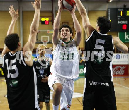 Basketball Bundesliga. Woerthersee Piraten gegen Guessing Knights. Selmir Husanovic (Piraten), Jason Chappel, Christoph Knor (Guessing). Klagenfurt, am 8.3.2009.
Foto: Kuess
---
pressefotos, pressefotografie, kuess, qs, qspictures, sport, bild, bilder, bilddatenbank