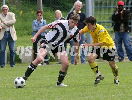 Fussball 1. Klasse B. SV Falle Maria Gail gegen ESV Admira Villach. Mathias Leitner (Maria Gail), Daniel Aichholzer (Admira Villach). Maria Gail, am 3.5.2009.
Foto: Kuess
---
pressefotos, pressefotografie, kuess, qs, qspictures, sport, bild, bilder, bilddatenbank