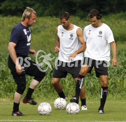 Fussball Bundesliga. Trainingsbeginn SK Austria Kaernten. Andreas Schranz, Oliver Pusztai, Jocelyn Blanchard. Moosburg, am 15.6.2009.
Foto: Kuess
---
pressefotos, pressefotografie, kuess, qs, qspictures, sport, bild, bilder, bilddatenbank