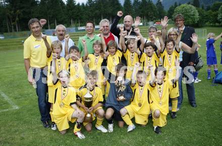 Fussball Volksschulcup. Knabenfinale. VS Voelkermarkt (Franz Mettinger Schule) gegen VS Hermagor. Sieger VS Voelkermarkt. Antonio Jakovljevic, Matej Grgic, Sebastian Luschnig, Gregor Enzi, Maximilian Miklau, Andreas Senfter, Fabian Anetitsch, Sanjin Dziho, Florian Laschkolnig, Sebastian Gaber, Johann Wriesnig, Mijat Grgic, Betreuer Mario Kuester. Steinfeld, am 16.6.2009.
Foto: Kuess
---
pressefotos, pressefotografie, kuess, qs, qspictures, sport, bild, bilder, bilddatenbank