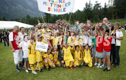 Fussball Volksschulcup. Knabenfinale. VS Voelkermarkt (Franz Mettinger Schule) gegen VS Hermagor. Sieger VS Voelkermarkt. Antonio Jakovljevic, Matej Grgic, Sebastian Luschnig, Gregor Enzi, Maximilian Miklau, Andreas Senfter, Fabian Anetitsch, Sanjin Dziho, Florian Laschkolnig, Sebastian Gaber, Johann Wriesnig, Mijat Grgic, Betreuer Mario Kuester. Steinfeld, am 16.6.2009.
Foto: Kuess
---
pressefotos, pressefotografie, kuess, qs, qspictures, sport, bild, bilder, bilddatenbank