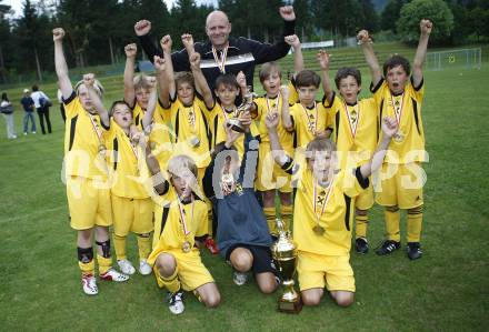 Fussball Volksschulcup. Knabenfinale. VS Voelkermarkt (Franz Mettinger Schule) gegen VS Hermagor. Sieger VS Voelkermarkt. Antonio Jakovljevic, Matej Grgic, Sebastian Luschnig, Gregor Enzi, Maximilian Miklau, Andreas Senfter, Fabian Anetitsch, Sanjin Dziho, Florian Laschkolnig, Sebastian Gaber, Johann Wriesnig, Mijat Grgic, Betreuer Mario Kuester. Steinfeld, am 16.6.2009.
Foto: Kuess
---
pressefotos, pressefotografie, kuess, qs, qspictures, sport, bild, bilder, bilddatenbank