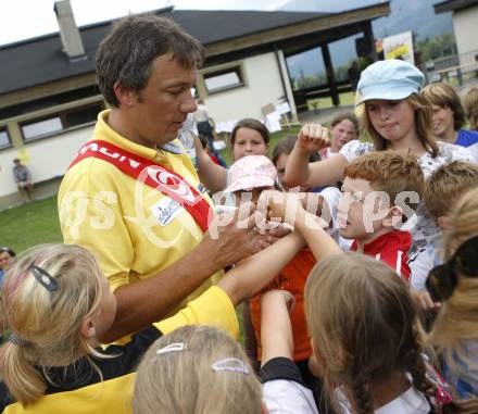 Fussball Volksschulcup. Finale. Fritz Strobl schreibt Autogramme. Steinfeld, am 16.6.2009.
Foto: Kuess
---
pressefotos, pressefotografie, kuess, qs, qspictures, sport, bild, bilder, bilddatenbank