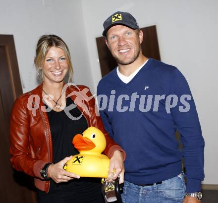 Schi Alpin. Hermann Maier. PR Termin in Raiffeisenlandesbank Kaernten. Hermann Maier mit Freundin Steffi. Klagenfurt, am 20.6.2009.
Foto: Kuess
---
pressefotos, pressefotografie, kuess, qs, qspictures, sport, bild, bilder, bilddatenbank