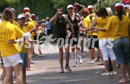 Ironman. Triathlon. Schwimmen, Radfahren, Laufen. Ironman Austria. Labestation. Erfrischung. Abkuehlung. KLagenfurt, am 5.7.2009.
Foto: Kuess

---
pressefotos, pressefotografie, kuess, qs, qspictures, sport, bild, bilder, bilddatenbank