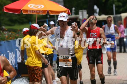 Ironman. Triathlon. Schwimmen, Radfahren, Laufen. Ironman Austria. Labestation, Erfrischung. KLagenfurt, am 5.7.2009.
Foto: Kuess

---
pressefotos, pressefotografie, kuess, qs, qspictures, sport, bild, bilder, bilddatenbank
