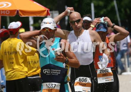 Ironman. Triathlon. Schwimmen, Radfahren, Laufen. Ironman Austria. Labestation. Erfrischung. Abkuehlung. KLagenfurt, am 5.7.2009.
Foto: Kuess

---
pressefotos, pressefotografie, kuess, qs, qspictures, sport, bild, bilder, bilddatenbank
