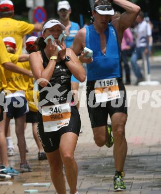 Ironman. Triathlon. Schwimmen, Radfahren, Laufen. Ironman Austria. Labestation. Erfrischung. Abkuehlung. KLagenfurt, am 5.7.2009.
Foto: Kuess

---
pressefotos, pressefotografie, kuess, qs, qspictures, sport, bild, bilder, bilddatenbank