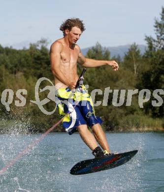 Wasserski. Trick. Gregor Grutschnig. Lendorf, 26.7.2009.
Foto: Kuess
---
pressefotos, pressefotografie, kuess, qs, qspictures, sport, bild, bilder, bilddatenbank