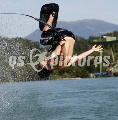 Wasserski. Trick. Seppi Grosek. Lendorf, 26.7.2009.
Foto: Kuess
---
pressefotos, pressefotografie, kuess, qs, qspictures, sport, bild, bilder, bilddatenbank