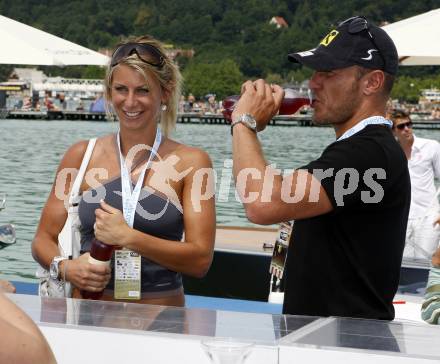 Beachvolleyball. Hermann Maier mit Freundin Steffie Sturm. Klagenfurt, 31.7.2009.
Foto: Kuess 

---
pressefotos, pressefotografie, kuess, qs, qspictures, sport, bild, bilder, bilddatenbank