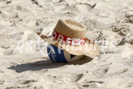 Beachvolleyball Grand Slam. Beachvolleyball unter Strohhut. Klagenfurt, am 1.8.2009.
Foto: Kuess
---
pressefotos, pressefotografie, kuess, qs, qspictures, sport, bild, bilder, bilddatenbank