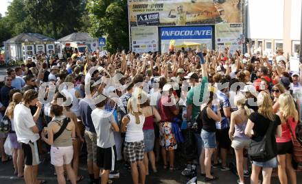 Beachvolleyball Grand Slam. Warteschlangen vor dem Eingang. Klagenfurt, am 1.8.2009.
Foto: Kuess
---
pressefotos, pressefotografie, kuess, qs, qspictures, sport, bild, bilder, bilddatenbank