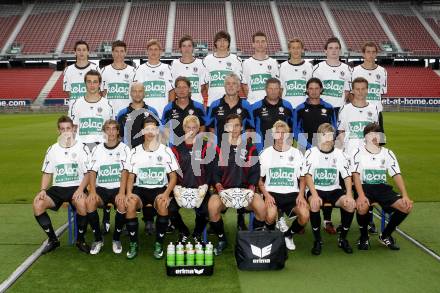 Fussball Bundesliga. SK Austria Kaernten Akademie U19. BNZ. Bundesnachwuchszentrum. 1. Reihe v.l. Grilz Philipp, Leitner Dominik, Glavas Irnes, Kopeinig Manuel, Karner Wolfgang, Kamnig Rupert, Winkler Kevin, Kofler Philipp; 2. Reihe v.l. Cavkic Dino, Krenz Peter, Rekelj Bernhard, Vidreis Guenther, Pirmann Mario, Sussitz Bernhard, Kosz Andreas, 3. Reihe v.l. Cysz Fabio, Regenfelder Raphael, Gruber Jakob, Pegrin Marco, Sundl Marco, Wrienz Matthias, Hafner Fabian, Tschernuth Martin, Hasslauer Lukas. Klagenfurt, am 4.8.2009.
Foto: Kuess
---
pressefotos, pressefotografie, kuess, qs, qspictures, sport, bild, bilder, bilddatenbank