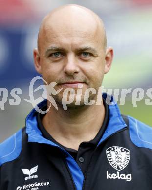 Fussball Bundesliga. SK Austria Kaernten Akademie U19. BNZ. Bundesnachwuchszentrum. Masseur Peter Krenz. Klagenfurt, am 4.8.2009.
Foto: Kuess
---
pressefotos, pressefotografie, kuess, qs, qspictures, sport, bild, bilder, bilddatenbank