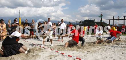 EBEL. Eishockey Bundesliga. Highland Games fuer Eishockey Fanclubs. Seilziehen. Mike Craig, Kirk Furey, Dieter Kalt, Herbert Ratz, Sean Brown. Althofen, am 22.8.2009.
Foto: Kuess
---
pressefotos, pressefotografie, kuess, qs, qspictures, sport, bild, bilder, bilddatenbank
