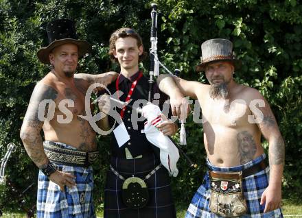 EBEL. Eishockey Bundesliga. Highland Games fuer Eishockey Fanclubs. VSV Fan. Dudelsackpfeifer. Fans.  Althofen, am 22.8.2009.
Foto: Kuess
---
pressefotos, pressefotografie, kuess, qs, qspictures, sport, bild, bilder, bilddatenbank