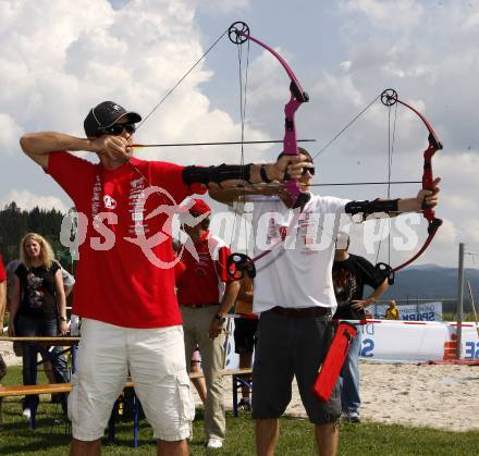 EBEL. Eishockey Bundesliga. KAC. Highland Games fuer Eishockey Fanclubs. Andrew Schneider, Manuel Geier. Althofen, am 22.8.2009.
Foto: Kuess
---
pressefotos, pressefotografie, kuess, qs, qspictures, sport, bild, bilder, bilddatenbank