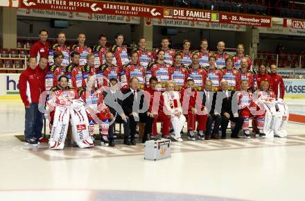 EBEL. Eishockey Bundesliga. KAC. Mannschaftsfototermin. Mannschaft. Hinten v.l.: Tormanntrainer Michael Suttnig, Andrew Schneider, Raphael Herburger, Adrian Scholz, Kirk Furey, Manuel Geier, David Schuller, Silvio Jakobitsch, Stephan Geier, Jeff Tory, Dieter Kalt; Mitte v.l.: Zeugwart Karl Klemen, Marketingverantwortlicher Erich Poecheim, Martin Schumnig, Johannes Reichel, Markus Pirmann, Johannes Kirisits, Thomas Hundertpfund, Christoph Brandner, Gregor Hager, Sean Brown, Paul Schellander, Markus Poeck, Jeff Shantz, Konditionstrainer Bernhard Sussitz, Masseur Bernd Sternitzky; Vorne v.l.: Hannes Enzenhofer, Herbert Ratz, Manager Oliver Pilloni, Vizepraesident Willi Schasche, Trainer Emanuel Viveiros, Heidi Horten, Co-Trainer Gerald Ressmann, Praesident Karl Nedwed, Obmann Hellmuth Reichel, Mike Craig, Rene Swette.  Klagenfurt, am 24.8.2009.
Foto: Kuess 

---
pressefotos, pressefotografie, kuess, qs, qspictures, sport, bild, bilder, bilddatenbank