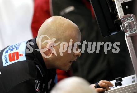 EBEL. Eishockey Bundesliga. KAC gegen EV Vienna Capitals. Schiedsrichter Wolfgang Fussi am PC ueberprueft eine Spielsituation aufgenommen mit Torkamera. Klagenfurt, am 16.10.2009.
Foto: Kuess 

---
pressefotos, pressefotografie, kuess, qs, qspictures, sport, bild, bilder, bilddatenbank