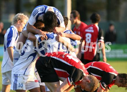 Fussball Kaerntner Liga. SK Treibach gegen SK St. Andrae/Lavanttal. Torjubel (Treibach). Treibach, am 26.10.2009.
Foto: Kuess
---
pressefotos, pressefotografie, kuess, qs, qspictures, sport, bild, bilder, bilddatenbank