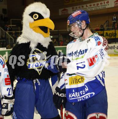 EBEL. Eishockey Bundesliga. EC Pasut VSV gegen Vienna Capitals.  Maskottchen Villi, Michael Raffl (VSV). Villach, am 30.10.2009.
Foto: Kuess 


---
pressefotos, pressefotografie, kuess, qs, qspictures, sport, bild, bilder, bilddatenbank