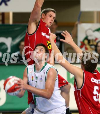 Basketball Bundesliga. Woerthersee Piraten gegen WBC Kraftwerk Wels. Bernhard Weber (Piraten), Thomas Csebits, Matt Nelson (Wels). Klagenfurt, am 31.10.2009.
Foto: Kuess

---
pressefotos, pressefotografie, kuess, qs, qspictures, sport, bild, bilder, bilddatenbank