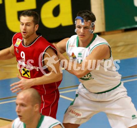 Basketball Bundesliga. Woerthersee Piraten gegen WBC Kraftwerk Wels. Maxi Kunovjanek (Piraten), Bruce Fields (Wels). Klagenfurt, am 31.10.2009.
Foto: Kuess

---
pressefotos, pressefotografie, kuess, qs, qspictures, sport, bild, bilder, bilddatenbank