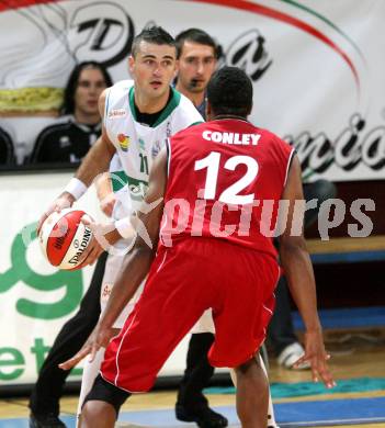 Basketball Bundesliga. Woerthersee Piraten gegen WBC Kraftwerk Wels. Admir Aljic (Piraten), Jason Conley (Wels). Klagenfurt, am 31.10.2009.
Foto: Kuess

---
pressefotos, pressefotografie, kuess, qs, qspictures, sport, bild, bilder, bilddatenbank