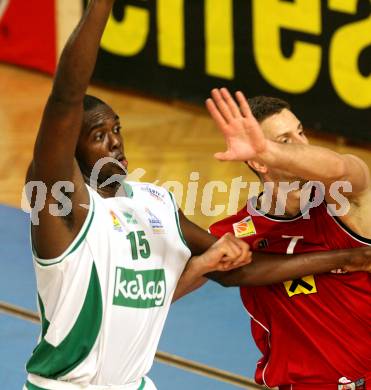 Basketball Bundesliga. Woerthersee Piraten gegen WBC Kraftwerk Wels. Phil McCandies (Piraten), Davor Lamesic (Wels). Klagenfurt, am 31.10.2009.
Foto: Kuess

---
pressefotos, pressefotografie, kuess, qs, qspictures, sport, bild, bilder, bilddatenbank