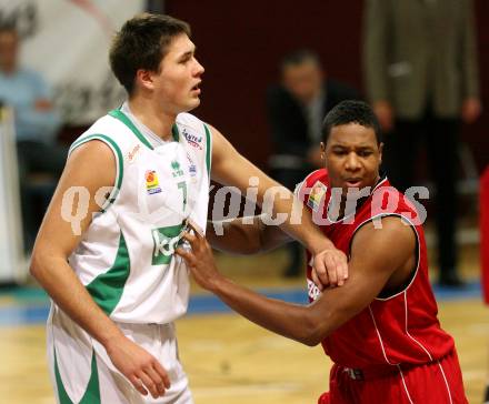 Basketball Bundesliga. Woerthersee Piraten gegen WBC Kraftwerk Wels. Bernhard Weber (Piraten), Jason Conley (Wels). Klagenfurt, am 31.10.2009.
Foto: Kuess

---
pressefotos, pressefotografie, kuess, qs, qspictures, sport, bild, bilder, bilddatenbank