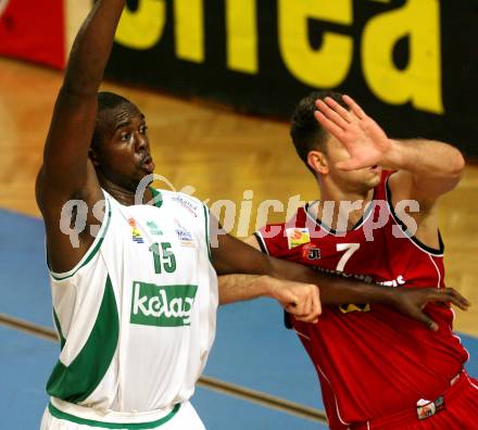 Basketball Bundesliga. Woerthersee Piraten gegen WBC Kraftwerk Wels.  Phil McCandies (Piraten), Davor Lamesic (Wels). Klagenfurt, am 31.10.2009.
Foto: Kuess

---
pressefotos, pressefotografie, kuess, qs, qspictures, sport, bild, bilder, bilddatenbank