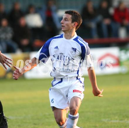 Fussball Kaerntner Liga. SK Treibach gegen SK St. Andrae/Lavanttal. Andreas Wolfger (Treibach). Treibach, am 26.10.2009.
Foto: Kuess
---
pressefotos, pressefotografie, kuess, qs, qspictures, sport, bild, bilder, bilddatenbank