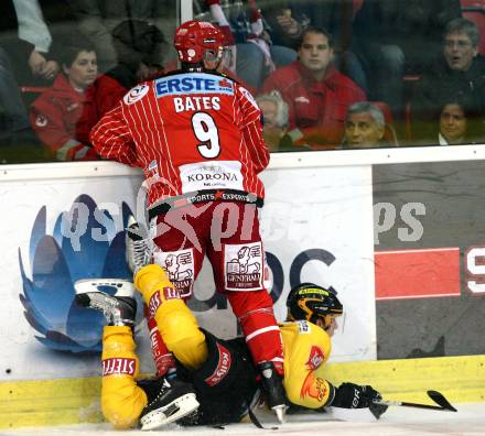 EBEL. Eishockey Bundesliga. KAC gegen EV Vienna Capitals.  Shawn Bates, (KAC),  Christoph Draschkowitz (Vienna). Klagenfurt, am 13.11.2009.
Foto: Kuess 

---
pressefotos, pressefotografie, kuess, qs, qspictures, sport, bild, bilder, bilddatenbank