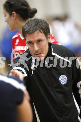 Volleyball. CEV - Cup. ATSC Wildcats gegen Clube Desportivo Ribeirense. Trainer Helmut Voggenberger (Wildcats). Klagenfurt, 2.12.2009.
Foto: Kuess 


---
pressefotos, pressefotografie, kuess, qs, qspictures, sport, bild, bilder, bilddatenbank