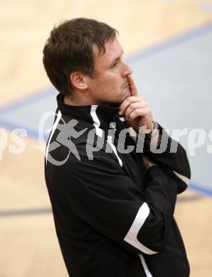Volleyball. CEV - Cup. ATSC Wildcats gegen Clube Desportivo Ribeirense. Trainer Helmut Voggenberger (Wildcats). Klagenfurt, 2.12.2009.
Foto: Kuess 


---
pressefotos, pressefotografie, kuess, qs, qspictures, sport, bild, bilder, bilddatenbank