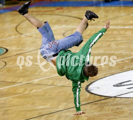 Basketball Bundesliga. Woerthersee Piraten gegen Kapfenberg Bulls. Tanzeinlage in der Pause. Klagenfurt, 14.12.2009
Foto: Kuess

---
pressefotos, pressefotografie, kuess, qs, qspictures, sport, bild, bilder, bilddatenbank