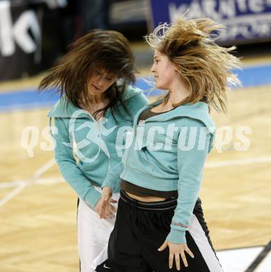 Basketball Bundesliga. Woerthersee Piraten gegen Kapfenberg Bulls. Tanzeinlage in der Pause. Klagenfurt, 14.12.2009
Foto: Kuess

---
pressefotos, pressefotografie, kuess, qs, qspictures, sport, bild, bilder, bilddatenbank