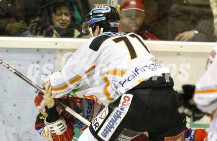 EBEL. Eishockey Bundesliga. KAC gegen EHC LIWEST Linz. Rauferrei, Schlaegerei. Kirk Furey,  (KAC),  Patrick Leahy (Linz). Klagenfurt, am 20.12.2009.
Foto: Kuess 

---
pressefotos, pressefotografie, kuess, qs, qspictures, sport, bild, bilder, bilddatenbank